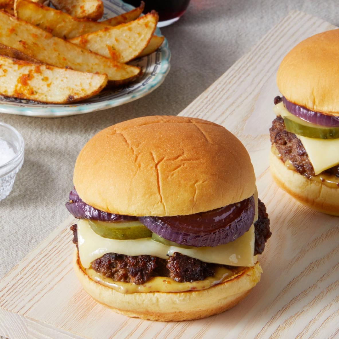 What Are Some of the Best Side Dishes to Serve with a Cheeseburger?